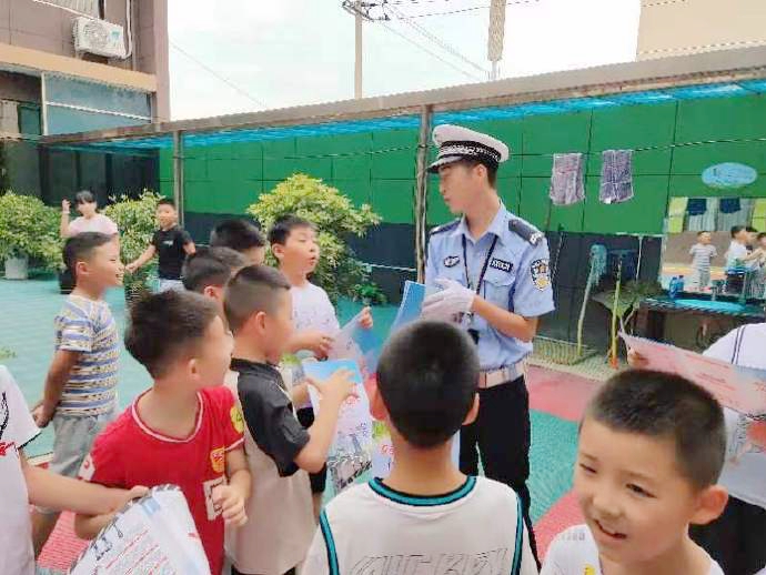 华州公安交警走进暑期培训班开展交通安全宣传.