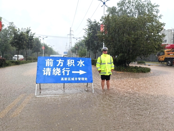 高新交警大队全警出动，攻坚克难，全力以赴做好强降雨天气交通安全管理工作。