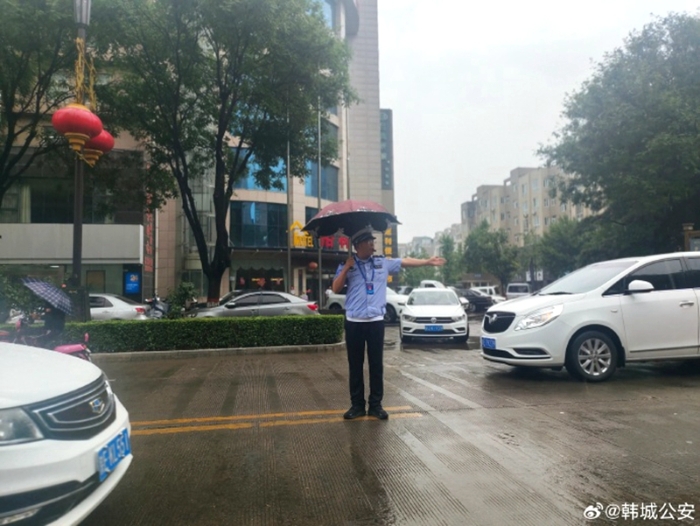 韩城交警坚守岗位保平安。