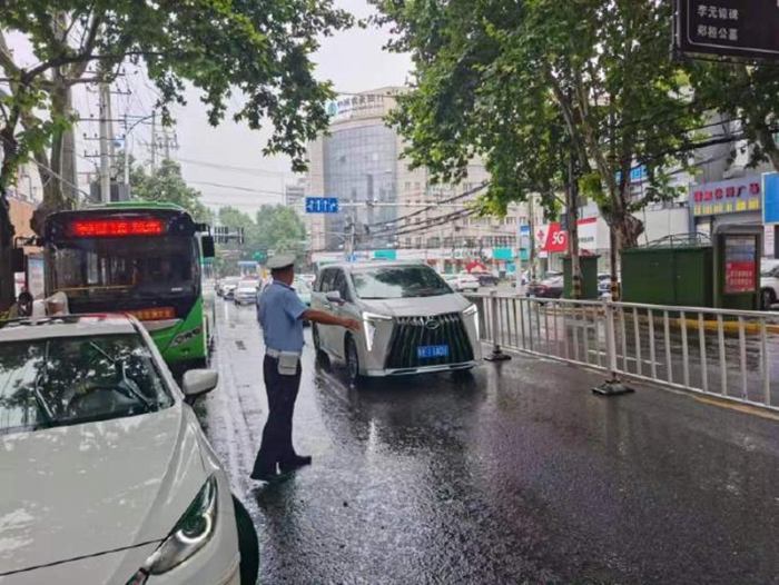 华州公安交警雨中坚守保畅通。