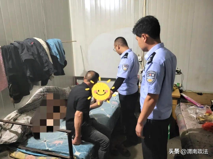 男子贪杯被酒友“遗弃” ，民警深夜救助送其回家。