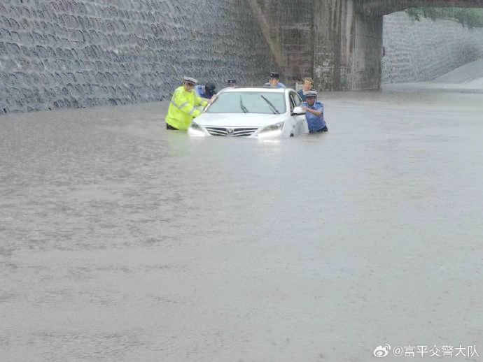 富平交警暴雨中逆行守护，全力救助受困群众。