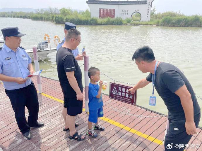 合阳公安开展以“珍爱生命，‘警’防溺水”为主题的防溺水安全知识宣传活动。
