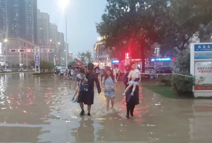 临渭公安坚守积水路段，救助受困群众，全力排险除患。