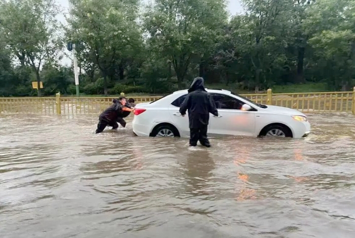 渭北分局闻“汛”而动，坚持统筹安排部署防汛抢险和第五次夏夜治安巡查宣防集中统一行动。