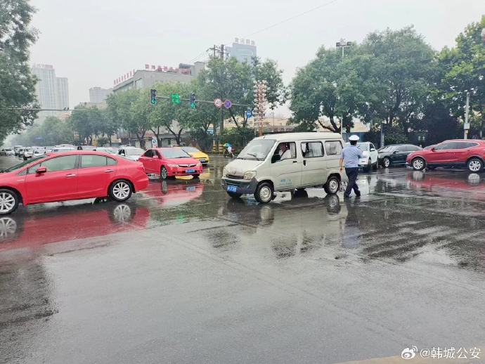 韩城交警全力为群众安全出行保驾护航。