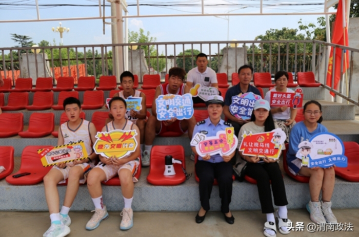 大荔公安交警现身篮球赛场开展宣传交通安全。