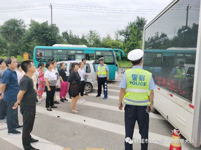 韩城市公安局交警大队芝川中队开展“送电影下乡村 交通安全进万村”暨“美丽乡村行”主题宣传活动。