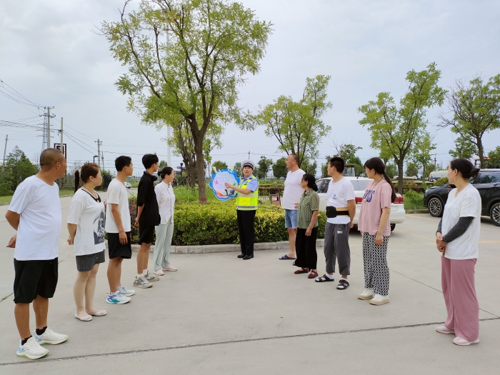 大荔交警深入辖区驿站、沙苑景区等场所，开展自驾游交通文明倡导活动.