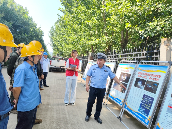 高新交警大队联合大学生志愿者进企业开展交通安全宣传活动.