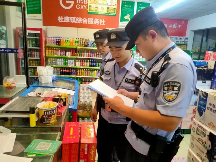 白水公安杜康派出所开展烟花爆竹专项整治行动。