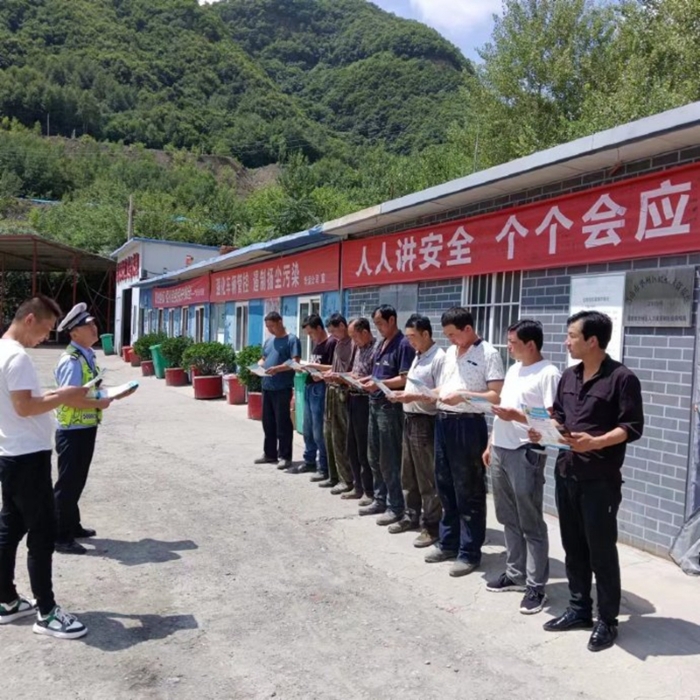 华州公安交警金堆中队进企业开展交通安全宣传活动。