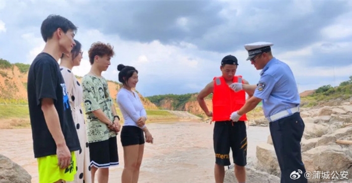 蒲城交警走进景区开展防溺水安全宣传。