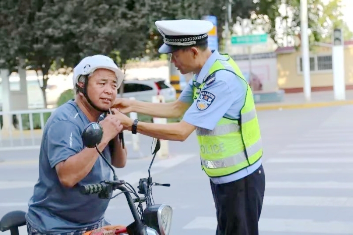 潼关交警开展“一盔一带”整治统一行动。 潼关交警开展“一盔一带”整治统一行动。