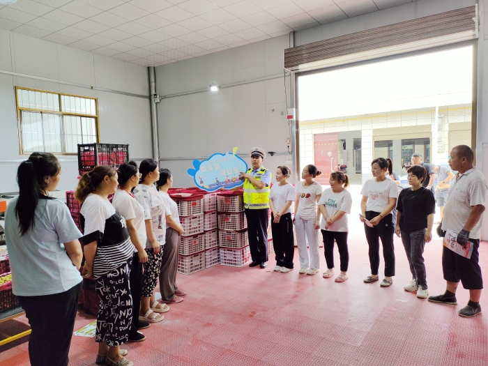 大荔公安交警开展“进城务工人员”交通安全宣传活动。 大荔公安交警开展“进城务工人员”交通安全宣传活动。