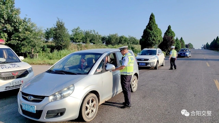 合阳公安交警开展“一盔一带”专项整治行动。 合阳公安交警开展“一盔一带”专项整治行动。