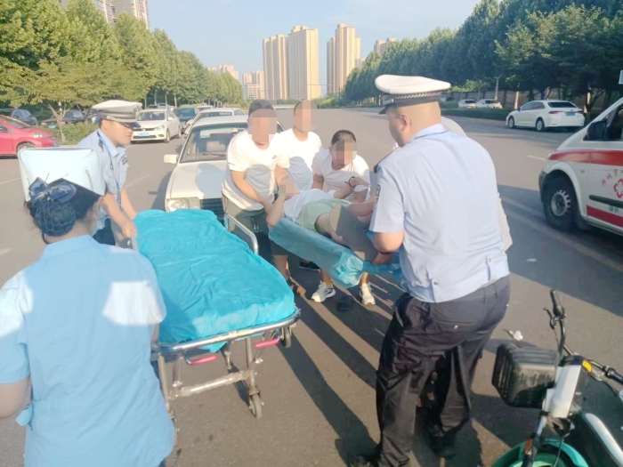 韩城公安交警执勤路上遇交通事故有序救援。 韩城公安交警执勤路上遇交通事故有序救援。