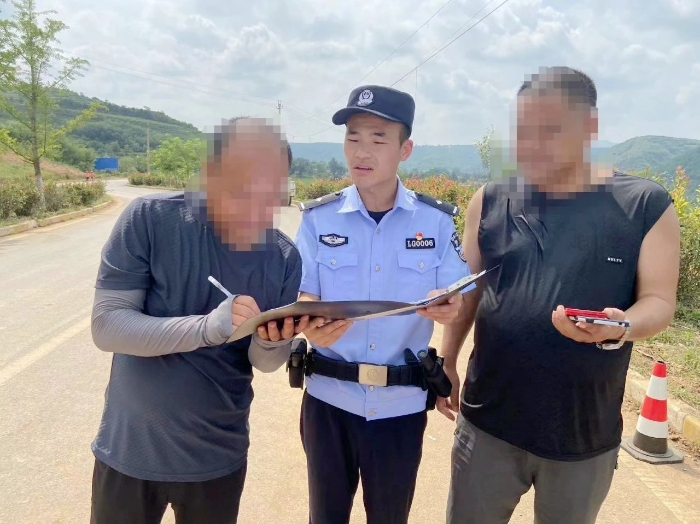 白水公安耐心调解化解群众纠纷。 白水公安耐心调解化解群众纠纷。