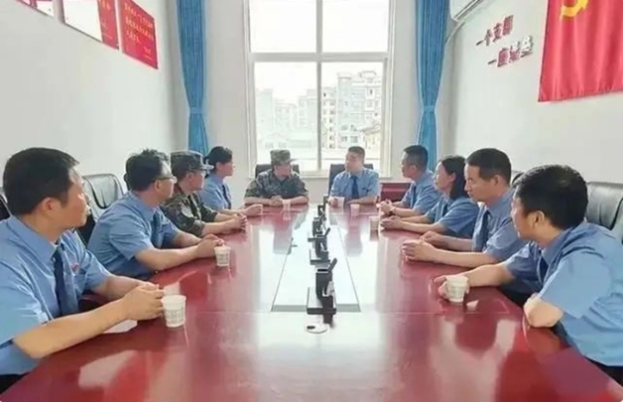 合阳县人民检察院党组副书记、副检察长张东带队前往驻合武警中队看望慰问全体武警官兵。