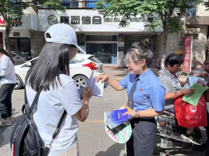 富平县开展“普法宣传进集市·法律服务零距离”普法宣传活动。