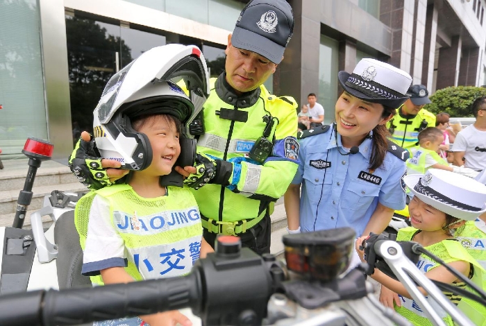 临渭交警邀请暑期夏令营小交警走进警营，开展“平安暑假 交警同行”主题宣传活动。