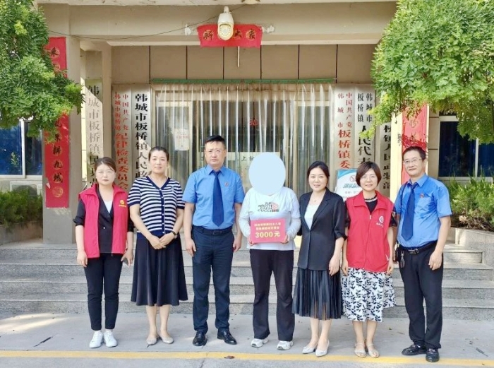 韩城检察对受害人家庭进行慰问。