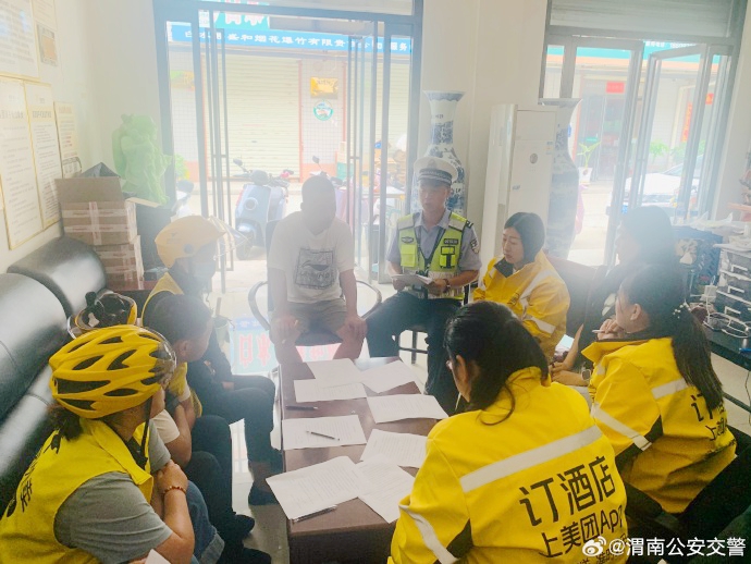白水交警走进辖区外卖、快递公司开展交通安全宣讲活动。