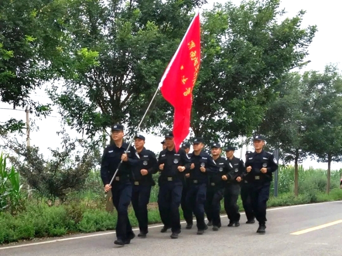 华州区法院法警大队组织开展户外徒步10公里拉练活动。