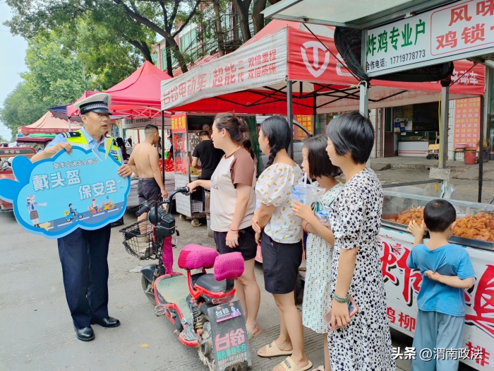 大荔公安交警深入朝邑镇集会开展交通安全宣传。