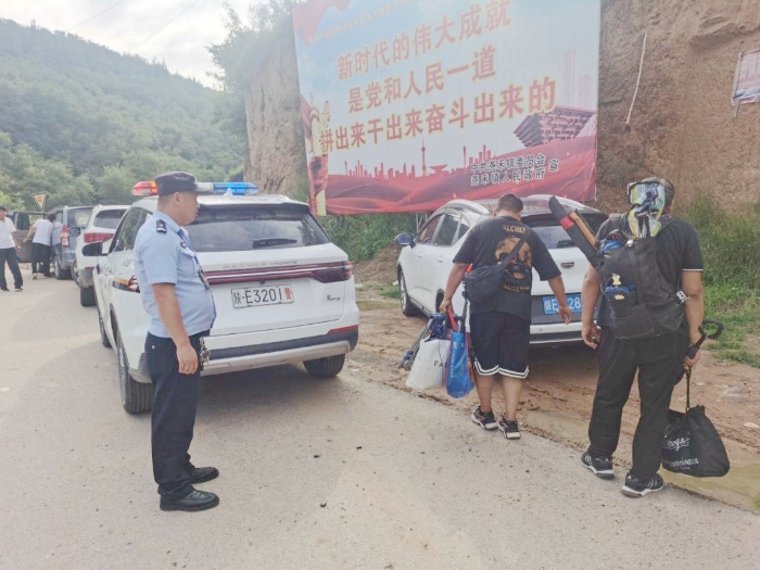 白水民警耐心劝离河边垂钓人员.