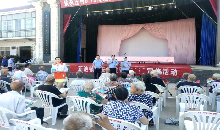 近日，合阳县司法局新池司法所联合镇综治办、派出所，借助新池镇张家庄村一年一度的传统文化庙会开展普法宣传活动。