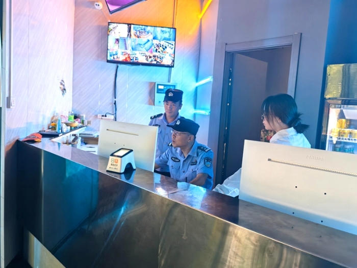 华州公安网安大队开展网吧安全检查。