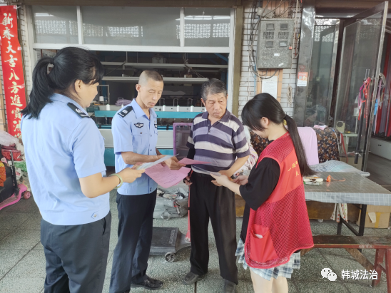 韩城市司法局金城司法所开展民法典进社区宣传活动。