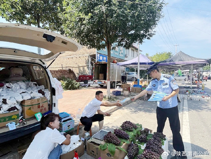 富平公安张桥派出所民警利用集会开展禁毒知识宣传。