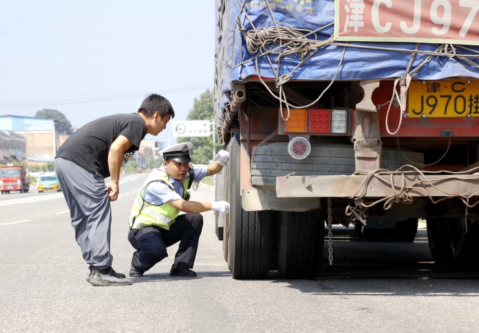 渭南市公安局交警支隊臨渭大隊民警對貨運車輛的關鍵部件進行檢查。