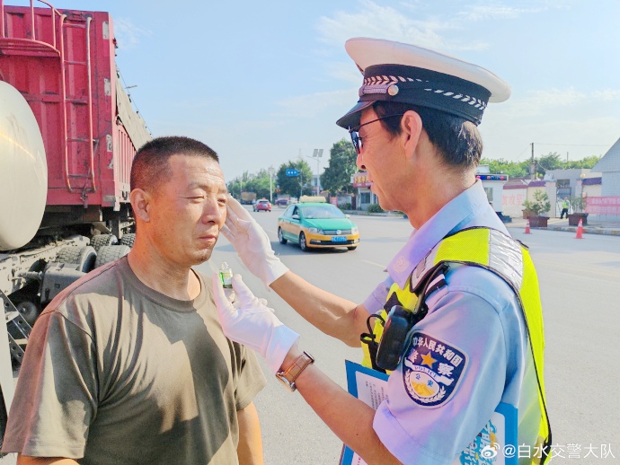 白水交警通过涂抹风油精、洗把脸，喝藿香正气水等方式，缓解司机“犯困”现象。
