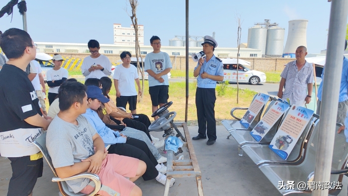 大荔交警深入驾校对学员们开展交通安全宣讲。