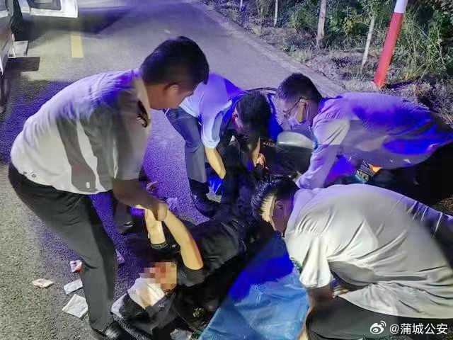 蒲城民警緊急救助騎車倒地受傷的老人。