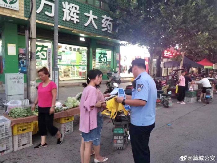 蒲城公安兴镇派出所在辖区开展了一场“健康人生 绿色无毒”主题禁毒宣传活动。