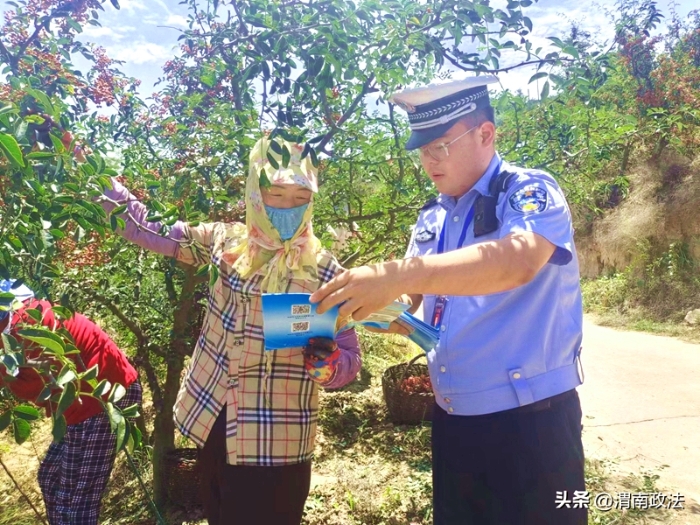 韩城公安交警开展花椒采摘期间道路交通安全宣传。