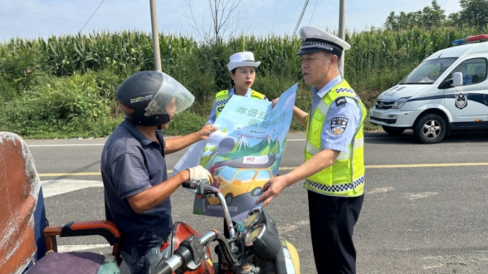 合阳交警向过往群众讲解交通安全知识。