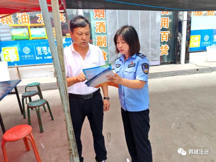 韩城市司法局板桥司法所开展普法宣传活动。