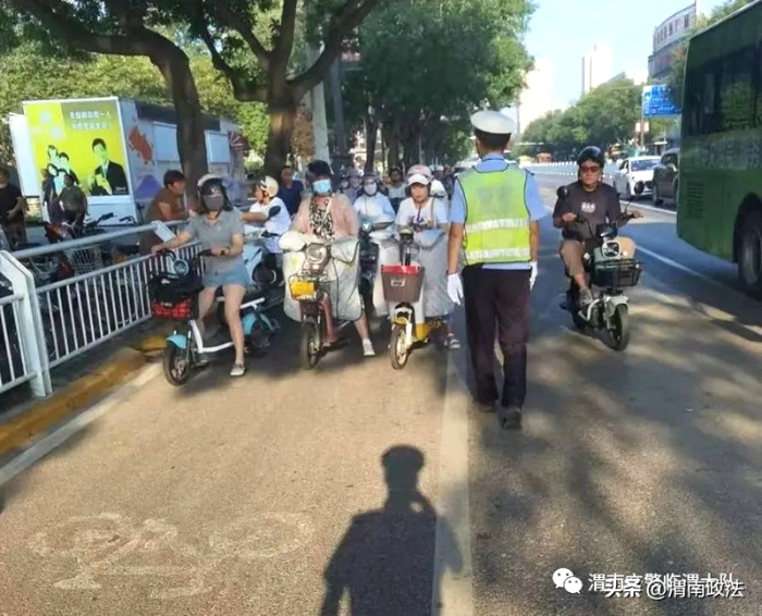 临渭交警大队三中队国贸岗民警持续开展非机动车及摩托车违法行为专项整治行动。