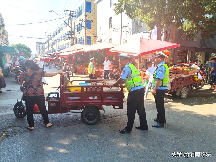 白水公安交警开展“马路市场和占道经营”交通整治行动。