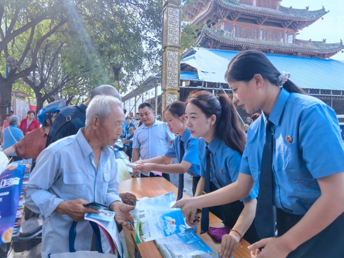 合阳县检察院开展平安建设宣传活动。