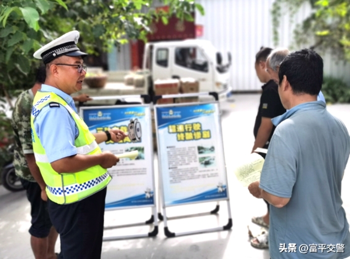 富平交警淡村中队民警结合农忙时节及210国道富平段道路实际情况开展交通安全宣传。