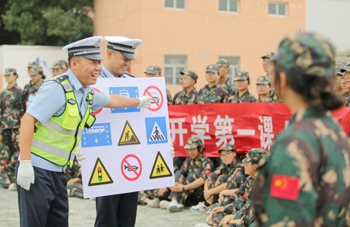 8月18日，渭南市白水中学军训场，民警教学生识别交通标识。