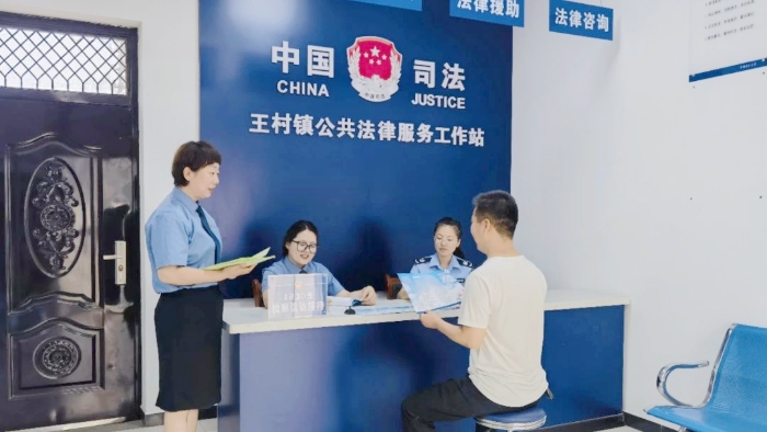 合阳检察院在王村镇设立的“12309”检察服务工作站和党员示范岗开展检察为民服务工作。