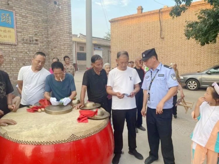 白水公安利用文化节开展乡村网络反诈宣传活动。