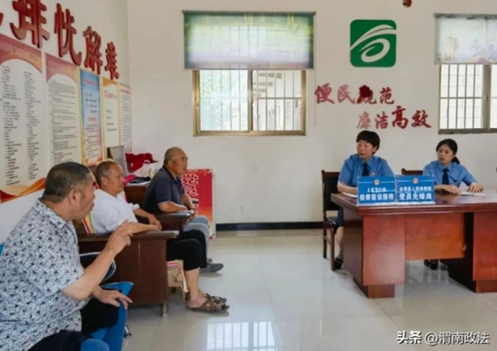 8月17日，合陽檢察院在合陽縣王村鎮設立的“12309”檢察服務工作站和黨員示范崗開展檢察為民服務工作。